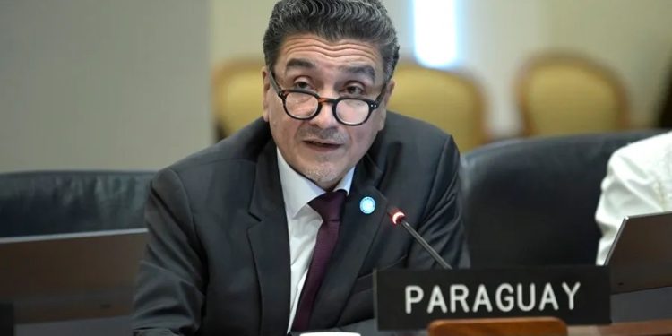 El representante de Paraguay en la OEA, Raúl Florentín, presentó la declaración conjunta en la que se exige salvoconducto para seis venezolanos asilados en la embajada argentina en Caracas.