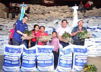 La viceministra Klemen Gamboa, durante la entrega de abono orgánico y otros insumos agrícolas como parte del Bono Campesino a familias de Jocotán, Chiquimula.