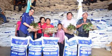 La viceministra Klemen Gamboa, durante la entrega de abono orgánico y otros insumos agrícolas como parte del Bono Campesino a familias de Jocotán, Chiquimula.