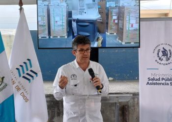 Ministro de Salud, Joaquín Barnoya, durante entrega de medicamentos, equipos e insumos adquiridos a través de UNOPS. / Foto: MSPAS.