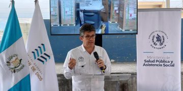 Ministro de Salud, Joaquín Barnoya, durante entrega de medicamentos, equipos e insumos adquiridos a través de UNOPS. / Foto: MSPAS.