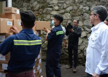 El ministro de Salud, Joaquín Barnoya, realizó la entrega de medicamentos, insumos y equipo médico en el Hospital General San Juan de Dios. / MSPAS.