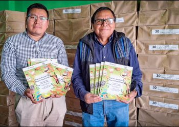 Entregan 9 mil ejemplares del libro "Literatura Infantil Chalchiteka". / Foto: Academia de Lenguas Mayas.