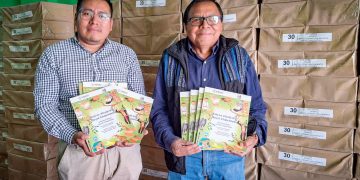 Entregan 9 mil ejemplares del libro "Literatura Infantil Chalchiteka". / Foto: Academia de Lenguas Mayas.