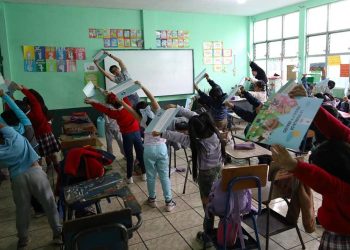 Escolares de Sacatepéquez aprenden sobre cuidado de los animales. / Foto: MAGA.