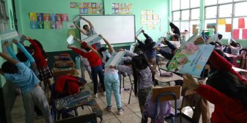 Escolares de Sacatepéquez aprenden sobre cuidado de los animales. / Foto: MAGA.