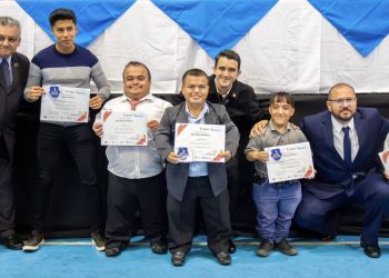 Entregan reconocimiento a selección de futbol de talla baja en el marco del Día del Deportista