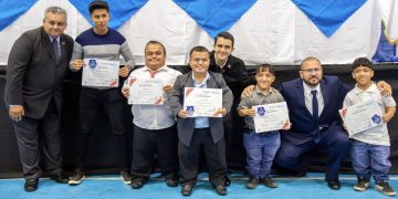 Entregan reconocimiento a selección de futbol de talla baja en el marco del Día del Deportista