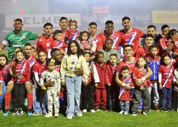 ¡Xelajú MC devora a Cobán en el coloso de hielo y se corona campeón del Apertura 2024!