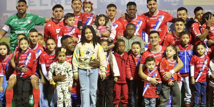 ¡Xelajú MC devora a Cobán en el coloso de hielo y se corona campeón del Apertura 2024!
