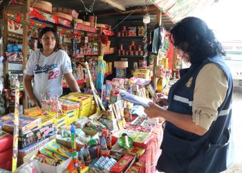 Inspectores supervisan la venta de fuegos artificiales en distintos puntos de venta en el departamento de Escuintla. / Foto: IGSS.