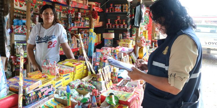 Inspectores supervisan la venta de fuegos artificiales en distintos puntos de venta en el departamento de Escuintla. / Foto: IGSS.