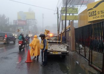 El ingreso de frente frío causa lloviznas en diferentes sectores, por lo que autoridades de tránsito recomiendan precaución al conducir.