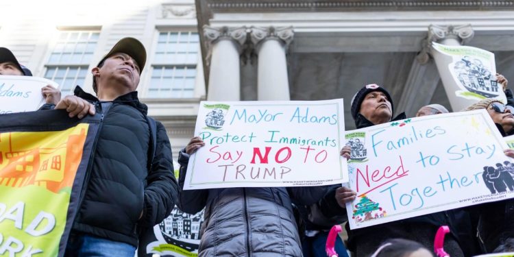 Migrantes se manifestaron frente al ayuntamiento de Nueva York para pedir apoyo del alcalde ante deportaciones masivas anunciadas por Donal Trump.