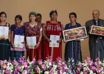 Mujeres ixiles galardonadas en el Día Internacional de los Derechos Humanos. / Foto: EFE.