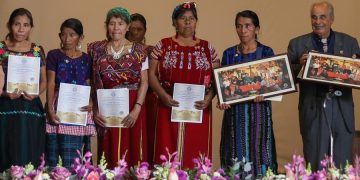 Mujeres ixiles galardonadas en el Día Internacional de los Derechos Humanos. / Foto: EFE.