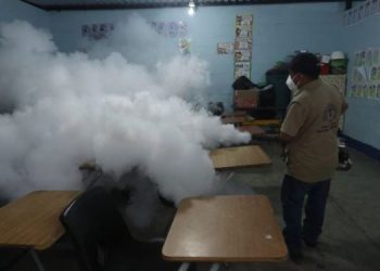 Personal del Ministerio de Salud de Guatemala mantiene jornadas de fumigación contra el mosquito transmisor del dengue en diferentes puntos del país.