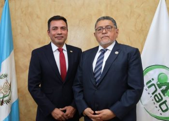 Ministro de Agricultura, Ganadería y Alimentación, Maynor Estrada (derecha). juramentó al ingeniero Bruno Enrique Arias Rivas (izquierda) como gerente del Inab. / Foto: Inab.