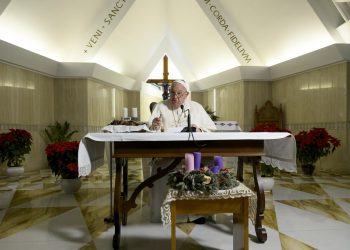 El papa Francisco presidió el rezo del Ángelus desde la capilla de Santa Marta, para curarse de un resfriado.