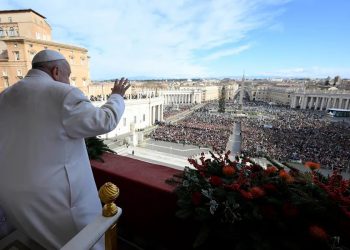 Luego de clamar porque callen las armas, el papa Francisco impartió la bendición Urbi et Orbi ante miles de feligreses congregados en la plaza de San Pedro.