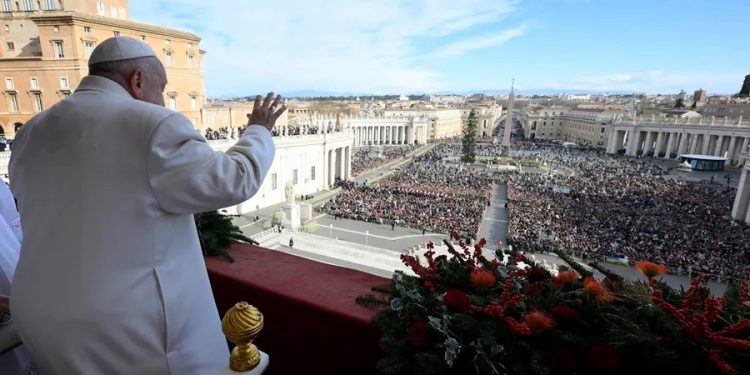 Luego de clamar porque callen las armas, el papa Francisco impartió la bendición Urbi et Orbi ante miles de feligreses congregados en la plaza de San Pedro.
