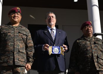 El presidente Bernardo Arévalo junto con el ministro de la Defensa Nacional, Henry Sáenz inauguraron la Comandancia de Reservas Militares Departamental en Sololá. / Foto: Álvaro Interiano.
