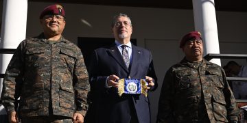 El presidente Bernardo Arévalo junto con el ministro de la Defensa Nacional, Henry Sáenz inauguraron la Comandancia de Reservas Militares Departamental en Sololá. / Foto: Álvaro Interiano.