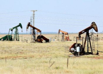 El petróleo de Texas cayó a 67.2 dólares el barril al cierre de la semana, ante la perspectiva de superávit de oferta en 2025.