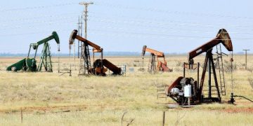 El petróleo de Texas cayó a 67.2 dólares el barril al cierre de la semana, ante la perspectiva de superávit de oferta en 2025.