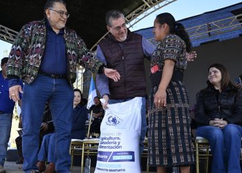 El presidente Bernardo Arévalo, junto al ministro Mynor Estrada, entrega fertilizante, parte del Bono Campesino a una productora de El Tablón, Sololá./ Foto: Byron de la Cruz