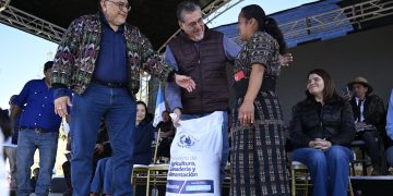 El presidente Bernardo Arévalo, junto al ministro Mynor Estrada, entrega fertilizante, parte del Bono Campesino a una productora de El Tablón, Sololá./ Foto: Byron de la Cruz