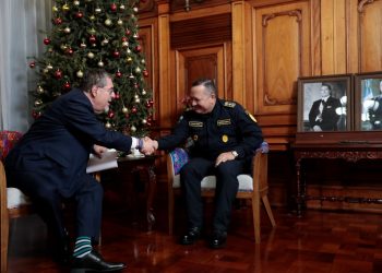 El presidente Bernardo Arévalo da su respaldo a la PNC y agradece el esfuerzo que hace para brindar seguridad durante las fiestas de fin de año.