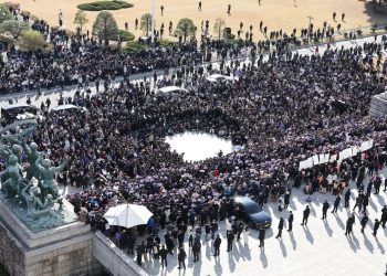 Las manifestaciones contra el presidente Yoon Suk-yeol continuaron este miércoles frente al Parlamento de Corea del Sur.