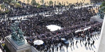 Las manifestaciones contra el presidente Yoon Suk-yeol continuaron este miércoles frente al Parlamento de Corea del Sur.