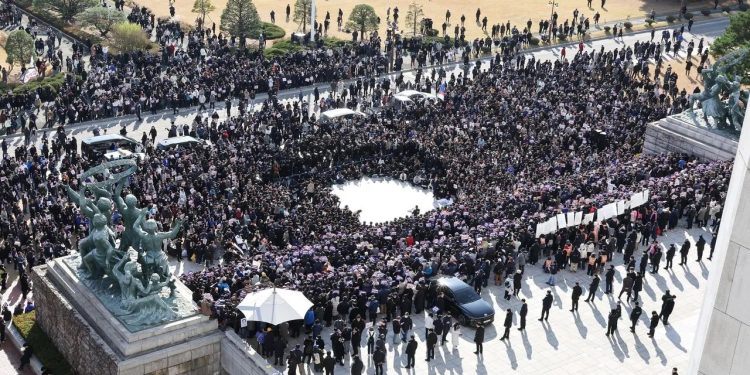 Las manifestaciones contra el presidente Yoon Suk-yeol continuaron este miércoles frente al Parlamento de Corea del Sur.
