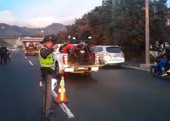 Brigadistas de Provial regulan el paso vehicular por el km 20 de la ruta al Pacífico, donde un hecho de tránsito dejó tres personas fallecidas.