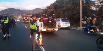 Brigadistas de Provial regulan el paso vehicular por el km 20 de la ruta al Pacífico, donde un hecho de tránsito dejó tres personas fallecidas.