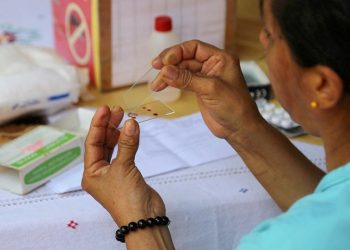 Trabajadora de salud prepara una prueba para detectar la malaria.