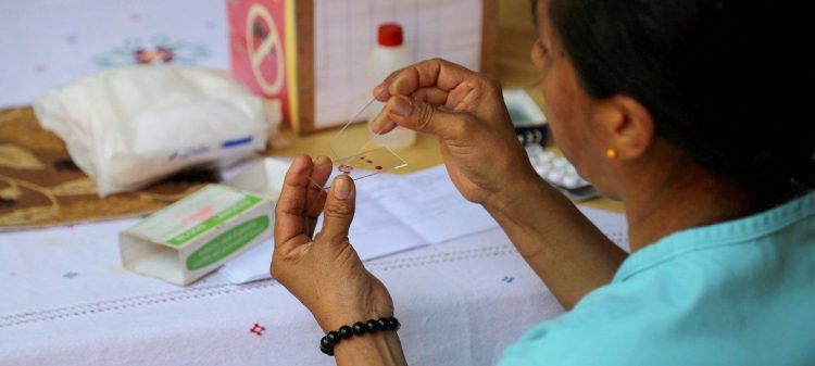 Trabajadora de salud prepara una prueba para detectar la malaria.