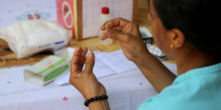 Trabajadora de salud prepara una prueba para detectar la malaria.