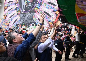 Presidente celebra declaratoria sobre la técnica de barriletes gigantes. / Foto: Byron de la Cruz.
