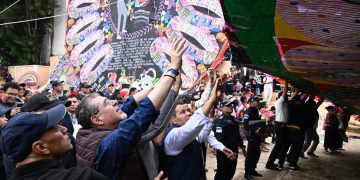 Presidente celebra declaratoria sobre la técnica de barriletes gigantes. / Foto: Byron de la Cruz.