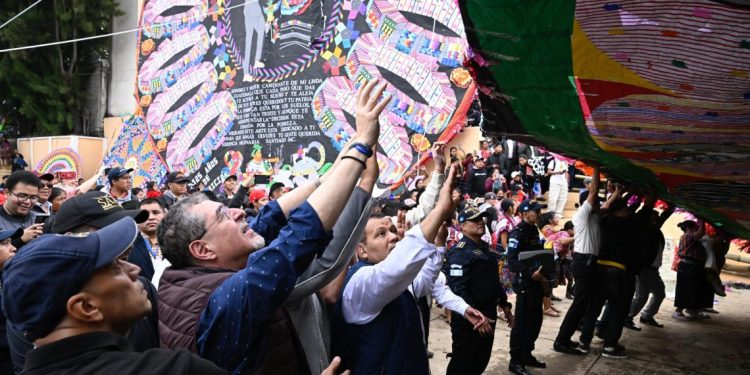 Presidente celebra declaratoria sobre la técnica de barriletes gigantes. / Foto: Byron de la Cruz.