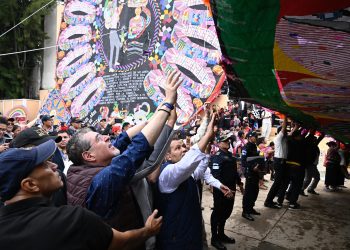 Presidente celebra declaratoria sobre la técnica de barriletes gigantes. / Foto: Byron de la Cruz.