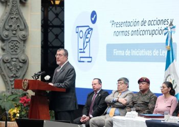 Presidente Bernardo Arévalo en el patio de la Paz