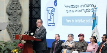 Presidente Bernardo Arévalo en el patio de la Paz