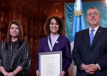 Presidente Bernardo Arévalo entregó la Orden Presidencial a la cantautora Gaby Moreno