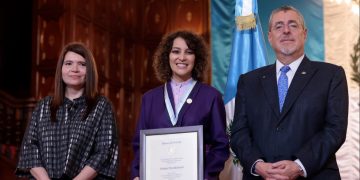 Presidente Bernardo Arévalo entregó la Orden Presidencial a la cantautora Gaby Moreno