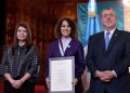 Presidente Bernardo Arévalo entregó la Orden Presidencial a la cantautora Gaby Moreno