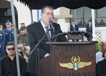 Presidente acompaña honras fúnebres de oficiales caídos